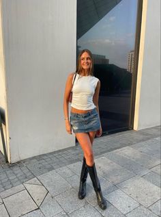 Denim Mini Skirt Outfit Spring, Summer Miniskirt Outfits, Jean Skirt Going Out Outfit, Denim Skirt Going Out Outfit, Jean Miniskirt Outfits, Chill Bar Outfit, Spain Spring Outfits, Cool Going Out Outfits, La Aesthetic Outfits