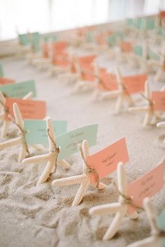 there are many small starfish place cards on the table