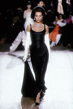 Most Famous Runway Looks, Iconic 90s Dresses, Runway Dresses Aesthetic, Iconic Dresses 90s, Most Iconic Runway Looks, Iconic Fashion Looks Runway, Iconic Runway Dresses, Iconic Runway Looks 90s, Fashion Inspo Outfits Runway