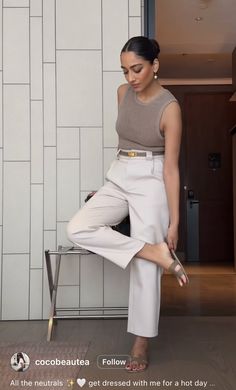 Hot Office Woman Outfit, Linen Shorts Outfit, Elegant Black Women, Office Woman, Outfit Office, Monochromatic Fashion, Elegant Outfit Classy, Woman Outfit, Classic Style Outfits