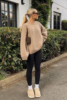 From cozy to chic, you can probably style Uggs for any occasion. This post is all about outfits that you can wear together with your Uggs! Outfits Mit Leggings, Leggings Outfit Winter, Modele Fitness, Look Legging, Black Leggings Outfit, Looks Pinterest