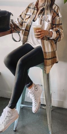 Legging And Flannel Outfits Casual, Winter Outfit Women Casual, Architect Style Outfits, Faux Leather Leggings Outfit Casual, In Style Outfits, Plaid Shirt Outfit Fall, Flannel Fall Outfits, Lederhosen Outfit, Sport Casual Outfit