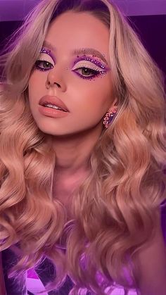 Euphoria Make Up Looks, Artistry Makeup Looks, Euphoria Party Looks, Maquillage Euphoria, Makeup Ideas Euphoria, Makeup Looks With Rhinestones, Glow Up Fast, Makeup New Year, Glamorous Makeup Looks