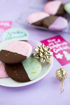 Color Dipped Gingerbread Cookies (+ Cookie Swap Printables!) - easy DIY instructions for you to recreate! Dipped Gingerbread Cookies, Ugly Christmas Sweater Cake, Party Sliders, Milk Candy, Party Sweets, Holiday Favorite Recipes, Cookie Time, Cookie Swap