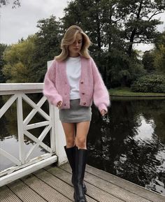 Wear Pink In October Outfit, Styling Pink Cardigan, Outfit With Pink Cardigan, Pink Top Outfit Winter, Coquette Casual Outfit, Pink Autumn Outfit, Pink Cardigan Outfits, Pink Cardigan Outfit Aesthetic, Pink And Grey Outfit