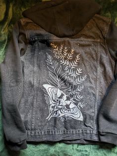 I painted this myself I love Ellie's tattoo #the last of us Ellie's Tattoo, Sublimacion Ideas, Custom Denim Jacket, Painted Jacket, Painted Denim Jacket, Custom Denim, Painted Denim, Sweat Hoodie, Last Of Us