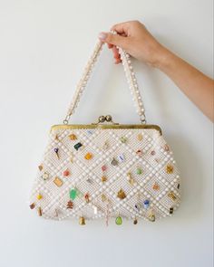 White vintage style gold clasp purse. Has beading and charms covering the outside Greenpoint Brooklyn, Purse Outfit, Diy Hair Accessories Ribbon, Diy Bags Patterns, Sweet Stories, Diy Purse, Diy Crystals, Vintage Purses, Beaded Purses