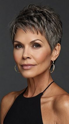 Sleek 50 short haircuts for women Kris Jenner Haircut, Wavy Pixie, Seamless Hair Extensions, Short Silver Hair