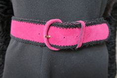 Pink and black stitched belt. Made in France. Suede belt and trimmings. Synthetic lined split leather. Pretty Indian rose, cyclamen pink. Trimming braid. Size: 70 to 80 cm Height: 5 cm Net weight: 104 g. You can see our other vintage items on the next page and refine your search using the drop-down menu: https://www.etsy.com/fr/shop/UneMadeleineDeProust?ref=seller-platform-mcnav 🔴 FOREIGN BUYERS (OUTSIDE THE EUROPEAN COMMUNITY), PLEASE TELL US YOUR PHONE NUMBER, WITHOUT THIS ESSENTIAL INFORMATI Chic Embroidered Leather Belt, Chic Leather Belt With Embroidery, Indian Rose, Happy Post, Indian Pink, Suede Belt, Suspender Belt, Suspenders, Made In France