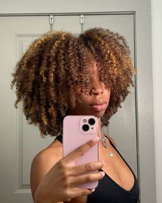 Natural hair, Afro, easy natural hairstyle, quick natural hairstyle, natural hair inspiration Hairstyle Natural Hair, Honey Brown Hair Color, Natural Hair Highlights, Dreadlocks Hair Care, Hair Muse, Natural Hair Afro, Skin Tone Hair Color, Hair Color Options, Beautiful Black Hair