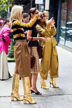 Boho Street Style, Look Office, Gold Boots, Bohemian Chic Fashion, Nyfw Street Style, Street Style Edgy, Estilo Chic, Fashion Capsule, Style Photo