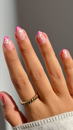 Get ready to look adorable with these 20+ Festive Christmas Nails! From cute Christmas nails to red Christmas nails, there’s something for every holiday vibe. Try Christmas gel nails, Christmas nails acrylic, or go for easy, festive looks with Christmas nails easy and candy cane nails. For extra inspiration, check out nail art Noel, Santa nails, and classy acrylic nails. Perfect for spreading holiday cheer with stylish, festival nails and nagel inspo! Pink Snowflake Nails Short, Classy Nails Short Winter Pink, Pink Nail Colors, Red Christmas Nails, Light Pink Nails