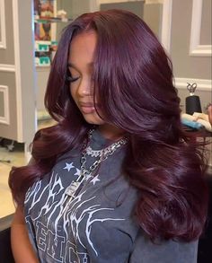 Red Hair On Brown Skin, Pelo Color Vino, Dark Burgundy Hair, Black Cherry Hair, Red Violet Hair, Cherry Hair Colors, Wine Hair Color, Hair Color Plum, Maroon Hair