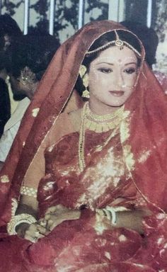 90s Bengali Aesthetic, Vintage Bengali Women, 90s Bride Indian, Bengali Bride Aesthetic, Bengali Art Culture, Moushumi Chatterjee, Bengali Jewellery, Bengali Beauty, Vintage Indian Jewelry