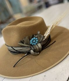 Diy Hatbands, Hat Bands Diy Ideas, Diy Leather Hat, Burning Hats, Diy Leather Flowers, Straw Hat Crafts, Cowboy Hat Crafts, Decorated Hats, Womens Western Hats