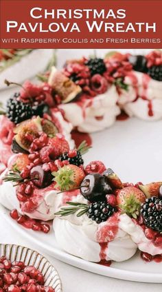 This meringue Christmas pavlova wreath recipe is a festive dessert with layers of crunchy meringue, soft vanilla cream, and a bright raspberry coulis. Topped with fresh berries, this Xmas pavlova wreath is ideal for a holiday table centerpiece that’s easy to make yet impressive. A perfect dessert for Christmas and holiday gatherings, this pavlova recipe is light, fresh, and a beautiful way to complete your Christmas dinner. Make it a holiday tradition with this easy dessert recipe! Merengue Wreath Christmas Desserts, Pavlova With Lemon Curd And Berries, Pavlova Toppings Ideas, Mini Pavlovas Christmas, Pavlova Wreath Recipe, Winter Pavlova Recipe, Meringue Wreath Christmas, Pavlova Christmas Wreath, Pavlova Wreath Christmas