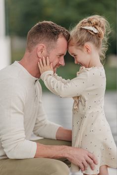 Father Daughter Aesthetic Pics, Father Daughter Fall Pictures, Father Daughter Christmas Pictures, Dad Daughter Picture Pose, Father And Daughters Photo Ideas, Dad With Daughters Photography, Father Daughter Photography Poses, Father And Daughter Photoshoot Ideas, Father And Daughter Photo Ideas