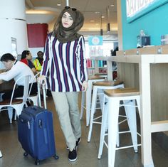 Striped Shirt Outfit, Travel Outfit Spring, Outfits With Striped Shirts, Striped Shirts