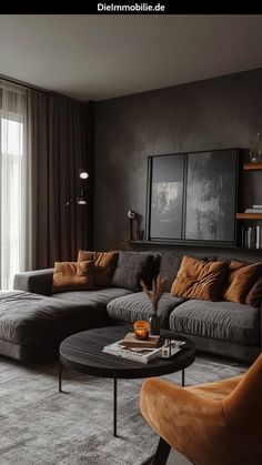 Dunkle Wandfarben wie Dunkelgrün und Anthrazit. Home Inspo, Sofa, Quick Saves