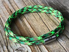 Green neon paracord bracelet for men, women or kids. Choose your size . Paracord 3 mm Silver color clasp Easy to wear and look als great with beaded bracelets together. If you sending the item as an gift, please let us know. We can enclose a gift note for you as well. Delivery time US 3 - 6 days Australia 5 - 10 days Canada 5 - 6 days If you want to know how long the delivery time for you're country is, please mail me. For more men bracelet look at: https://www.etsy.com/nl/shop/KennlyDesign?sect Cheap Green Braided Bracelets For Festivals, Bohemian Beaded Bracelet, Surf Bracelet, Nautical Bracelet, Survival Bracelet, Kids Bracelets, Hippie Bracelets, Black Bracelets, Unisex Bracelets