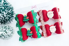 Lot de nattes inspirées de Noël Les pinces à cheveux sont des pinces crocodiles doublées de ruban Tous les noeuds sont 100 % faits main ! Je conçois, découpe et assemble tous les noeuds du début à la fin.  Les designs et les combinaisons de couleurs sont créés par moi avec la plus grande attention aux détails. N'hésitez pas à me contacter pour toute question ou demande personnalisée, Veuillez continuer à consulter d'autres articles dans notre boutique. Merci de votre visite ! Vous préférez l'esp Toddler Pigtails, Woman Costumes, Pigtail Hair Bows, Christmas Hair Bows, Pigtail Hairstyles, Christmas Hair, Alligator Clips, Handmade Gift Wrap, Little Princess