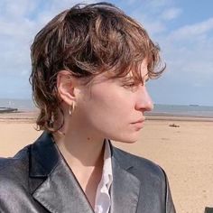 Christine and the Queens dénonce le harcèlement sexuel qui gangrène l'industrie musicale Pin Curl Hair, Christine And The Queens, Crop Hair, Corte De Cabelo Masculino, Queen Hair, The Queens