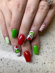 Grinch Dip Nails, Christmas Nails The Grinch, Simple Grinch Nails Short, Grinch Short Nails, Grinch Nails Designs Easy, Grinch Nails Short, Grinch Nails Acrylic, Short Grinch Nails, Christmas Vacation Nails