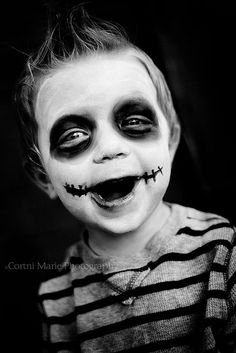 cute little zombie Zombie Ideas, Halloweenský Makeup, Zombie Makeup, Face Painting Halloween, Halloween Costumes Makeup, Halloween Monster, Halloween Make Up, Halloween Inspiration, Halloween Make