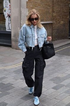 Black Cargo Pants Outfit Women, Cargo Pants Outfit Street Style, Cargo Jeans Outfit, Black Cargo Pants Outfit, Cargo Pants Women Outfit, Army Outfit, Black Pants Outfit, Cargo Outfit, Cargo Pants Outfit Women