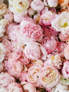 a bunch of pink and white flowers are in the middle of a pile on top of each other