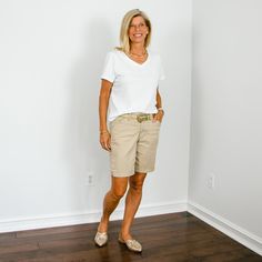 How To Style Bermuda Shorts, Minimalist Summer Outfit, Outfits Shorts, Style Hacks, Chino Shorts Women, Minimalist Summer, Look Polished