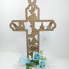 a wooden cross with flowers on the side