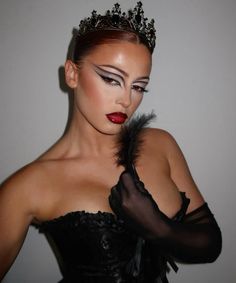 #blackswan #halloweenmakeup #swan #swanlake #natalieportman #makeup #makeuplook Black Swan Halloween Costume, Swan Halloween Costume, Black Swan Halloween, Black Swan Makeup, Swan Halloween