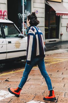 Red Boots Outfit, Rainboots Outfit, Mfw Street Style, Rain Boot Outfit, Walking Down The Street, Collage Vintage, Red Boots, Outfit Trends, Street Style Winter