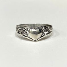 Vintage Sterling Silver Heart & Flower Filigree Ring ....Marked 925...Total of weights 2.0grams...Size 7....Measure of Face 6.8MM...It's in very good condition. Old Silver Jewellery, Vintage Jewelry Silver, Silver Vintage Jewelry, Etsy Rings, Vintage Silver Jewelry, Art Ring, Vintage Silver Rings, Silver Heart Ring, Rings Vintage