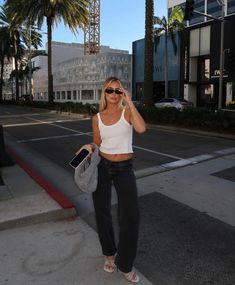 La Cool Girl Outfits, Nyc Day To Night Outfit, Cool Girl Outfits Spring, La Aesthetic Outfits Summer, La Fashion Aesthetic, Cute Summer Outfits Pants, Summer In La Outfits, City Summer Style, Cool Girl Style Summer