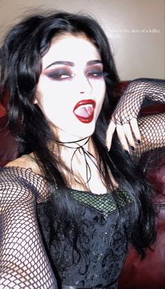 Gothic Witch Halloween Costume, Dark Vampire Costume, Vampire Simple Makeup, Leather Vampire Costume, Gothic Costume Ideas, Female Vampire Cosplay, Goth Makeup Vampire, Vanpire Makeup, Vampire Halloween Costume Outfits