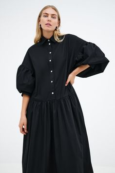 Meet our Ada Dress, the ultimate warm weather staple. She's a midi shirtdress handcrafted from 100% European poplin cotton, featuring pockets and a dropped gathered waistline that falls over your frame with ease. Her clean lines and sharp collar harmonize with dramatic dropped shoulders and full-bodied sleeves, elevating your style for any occasion.[SPLIT] Maritza, in black and in light blue, is 5'9.5" (177 cm) tall, wearing size XS. Shannon, in white, is 5'8" (173 cm) tall, wearing a size M. Mi Tunic Hoodie, Gathered Dress, Professional Dresses, Black White Red, Tunic Dress, Clean Lines, Warm Weather, Sundress, Final Sale