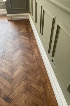 an empty room with hard wood floors and white trim on the walls is pictured in this image