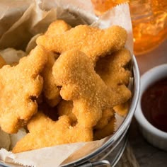 some fried food is in a basket on the table