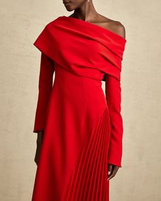 SEDUCE | Maxi High Slit Pleated Dress . . . . . . #cielie #viennafashion #vienna #viennachristmasmarket #red #reddress #redmaxidress #christmaslook #christmasoutfit #redoutfit #viennaoutfit #viennalook #christmasvienna #redoutfit #redlook #shoppingvienna #viennabrand #viennafashionbrand Red Holiday Dress, New Year's Eve Celebrations, Elegant Party Dresses, Asymmetric Neckline, Winter Weddings, Christmas Parties, Elegant Party