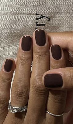 Nail Color Trends 2024 Summer, Summer Dark Nails, Short Gel Nails Summer 2024, Dark Neutral Nails, Short Fall Nails, Bentuk Alis, Brown Nail Polish, Brown Nail, Beauty Marks