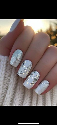 Silver And White Christmas Nails, Silver Christmas Nails, Winter Wedding Nails, Christmas Nail Colors, Nagel Design, Nail Time, Nail Shimmer, Holiday Nail, Holiday Nail Art