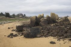 Allée couverte, située sur l'estran de l'île Coalen à Lanmodez - Plus d'infos sur le lien 👆