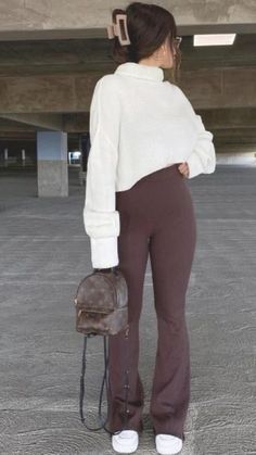 Winter Comfy Outfits, Flares Outfit, Outfits Leggins, Stile Blair Waldorf, Adrette Outfits, Leggings Outfit Fall, Brown Flares, Look Legging, Thanksgiving Outfit Ideas