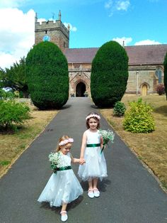 Emerald Wedding, Wedding Flower Girl, Flower Girls, Wedding Tips, Forest Green, Wild Flowers, Dark Green, Dream Wedding, Flower Girl