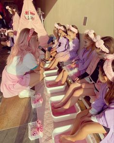 Kids Spa Party Business, Spa Gifts For Kids, Spa Movie Night Birthday Party, Pink Spa Party Ideas, Barbie Birthday Sleepover, Pamper Sleepover Ideas, Spa B Day Party Ideas, Pink Spa Birthday Party, Spa Day Sleepover Ideas