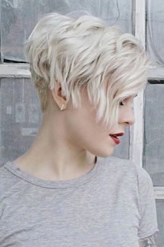 A long pixie cut is the definition of versatility combined with style. There are options for all the face shapes and hair types. Simply amazing! Hairdo Ideas, Kort Bob, Longer Pixie Haircut, Blonde Haircuts, Long Pixie Cuts, Stunning Hairstyles, Hair 2024, Top Hairstyles, Hair 2018