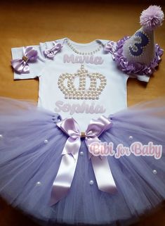 Body Personalizado+ Saia tutu + laço de cabelo + Chapéuzinho do parabéns 100% em algodão Suedine! Personalizamos o nome, e as cores que desejar! Tamanhos disponiveis: Body bebê - manga curta P 34X18 M 36X18 G 38X19 Body criança - manga curta 1 44X22 2 46X23 Camiseta tradicional... Toddler Girl Party Ideas, Princess Tutu Dresses, Kids Street Style, Girl 2nd Birthday, Frocks For Girls, Baby Party