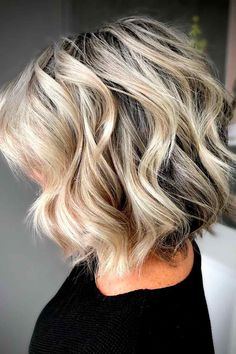 Short Choppy Wavy Hair Blond Highlights Layered Bob Cut Blond Wavy Bob, Blonde Messy Bob Hairstyles, Blonde Messy Bob, A Line Bob Wavy Hair, Volumetric Choppy Bob, Baby Reflexology, Stacked Hairstyles, Bobbed Hairstyles With Fringe, Blond Highlights